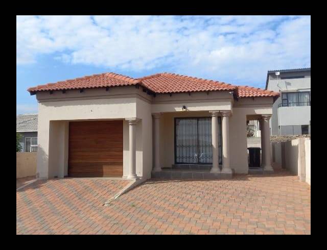 2 BEDROOM TOWNHOUSE FOR SALE IN BLUE HILLS